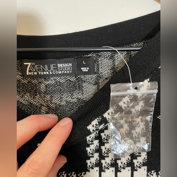 New York & Company Black &White Window Pane Open Bell Sleeve Sweater Size Large - Picture 2 of 11
